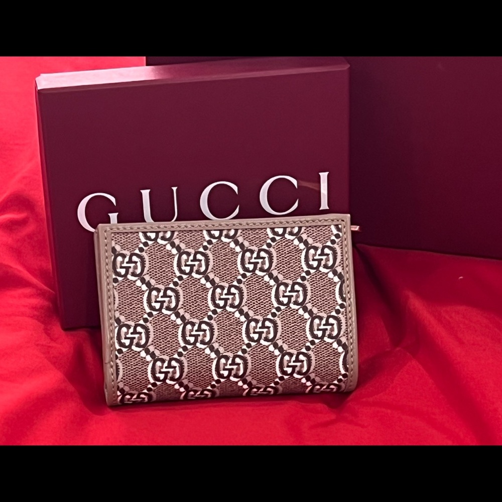 GUCCI AUTHENTIC 3D PEBBLED LEATHER LUCE COLLECTION COMPACT WALLET. NWT. - Picture 2 of 10